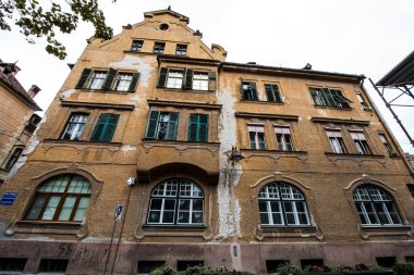 Sibiu 'nun tarihi merkezi şehrin merkezidir, üç pazarın etrafında yoğunlaşmıştır. Tarihi merkezde mimarsız evler inşa edilmiştir ve zanaatkarlar loncası bunları olasılıklara göre inşa etmiştir.