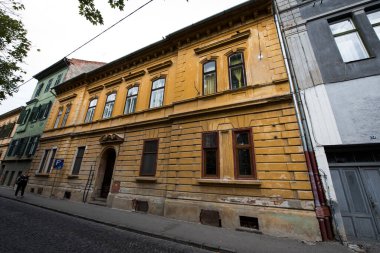 Sibiu 'nun tarihi merkezi şehrin merkezidir, üç pazarın etrafında yoğunlaşmıştır. Tarihi merkezde mimarsız evler inşa edilmiştir ve zanaatkarlar loncası bunları olasılıklara göre inşa etmiştir.