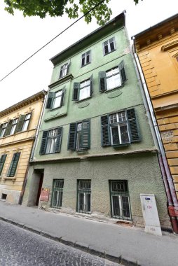 Sibiu 'nun tarihi merkezi şehrin merkezidir, üç pazarın etrafında yoğunlaşmıştır. Tarihi merkezde mimarsız evler inşa edilmiştir ve zanaatkarlar loncası bunları olasılıklara göre inşa etmiştir.