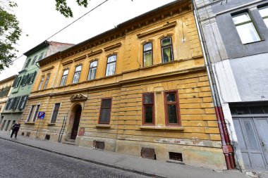 Sibiu 'nun tarihi merkezi şehrin merkezidir, üç pazarın etrafında yoğunlaşmıştır. Tarihi merkezde mimarsız evler inşa edilmiştir ve zanaatkarlar loncası bunları olasılıklara göre inşa etmiştir.