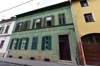 Sibiu 'nun tarihi merkezi şehrin merkezidir, üç pazarın etrafında yoğunlaşmıştır. Tarihi merkezde mimarsız evler inşa edilmiştir ve zanaatkarlar loncası bunları olasılıklara göre inşa etmiştir.