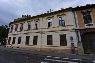 Sibiu 'nun tarihi merkezi şehrin merkezidir, üç pazarın etrafında yoğunlaşmıştır. Tarihi merkezde mimarsız evler inşa edilmiştir ve zanaatkarlar loncası bunları olasılıklara göre inşa etmiştir.