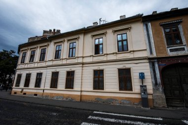 Sibiu 'nun tarihi merkezi şehrin merkezidir, üç pazarın etrafında yoğunlaşmıştır. Tarihi merkezde mimarsız evler inşa edilmiştir ve zanaatkarlar loncası bunları olasılıklara göre inşa etmiştir.