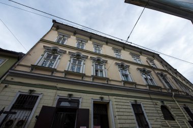 Sibiu 'nun tarihi merkezi şehrin merkezidir, üç pazarın etrafında yoğunlaşmıştır. Tarihi merkezde mimarsız evler inşa edilmiştir ve zanaatkarlar loncası bunları olasılıklara göre inşa etmiştir.