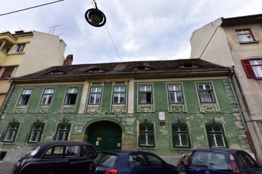 Sibiu 'nun tarihi merkezi şehrin merkezidir, üç pazarın etrafında yoğunlaşmıştır. Tarihi merkezde mimarsız evler inşa edilmiştir ve zanaatkarlar loncası bunları olasılıklara göre inşa etmiştir.