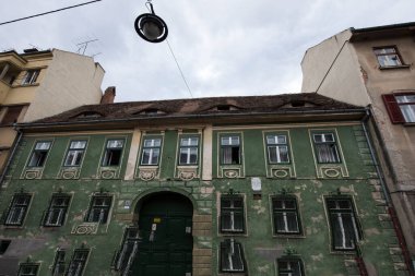 Sibiu 'nun tarihi merkezi şehrin merkezidir, üç pazarın etrafında yoğunlaşmıştır. Tarihi merkezde mimarsız evler inşa edilmiştir ve zanaatkarlar loncası bunları olasılıklara göre inşa etmiştir.