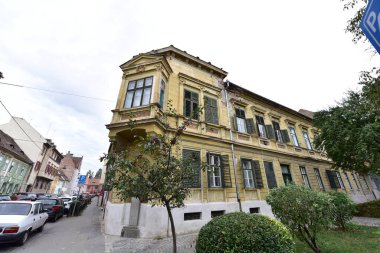 Sibiu 'nun tarihi merkezi şehrin merkezidir, üç pazarın etrafında yoğunlaşmıştır. Tarihi merkezde mimarsız evler inşa edilmiştir ve zanaatkarlar loncası bunları olasılıklara göre inşa etmiştir.