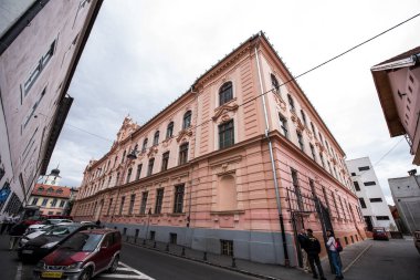 Sibiu 'nun tarihi merkezi şehrin merkezidir, üç pazarın etrafında yoğunlaşmıştır. Tarihi merkezde mimarsız evler inşa edilmiştir ve zanaatkarlar loncası bunları olasılıklara göre inşa etmiştir.