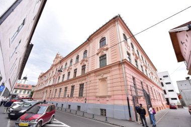 Sibiu 'nun tarihi merkezi şehrin merkezidir, üç pazarın etrafında yoğunlaşmıştır. Tarihi merkezde mimarsız evler inşa edilmiştir ve zanaatkarlar loncası bunları olasılıklara göre inşa etmiştir.