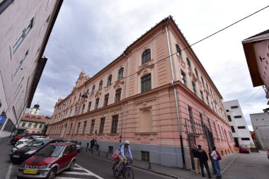 Sibiu 'nun tarihi merkezi şehrin merkezidir, üç pazarın etrafında yoğunlaşmıştır. Tarihi merkezde mimarsız evler inşa edilmiştir ve zanaatkarlar loncası bunları olasılıklara göre inşa etmiştir.