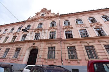 Sibiu 'nun tarihi merkezi şehrin merkezidir, üç pazarın etrafında yoğunlaşmıştır. Tarihi merkezde mimarsız evler inşa edilmiştir ve zanaatkarlar loncası bunları olasılıklara göre inşa etmiştir.