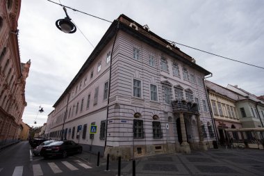 Sibiu 'nun tarihi merkezi şehrin merkezidir, üç pazarın etrafında yoğunlaşmıştır. Tarihi merkezde mimarsız evler inşa edilmiştir ve zanaatkarlar loncası bunları olasılıklara göre inşa etmiştir.