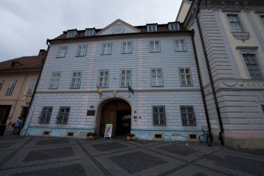 Sibiu 'nun tarihi merkezi şehrin merkezidir, üç pazarın etrafında yoğunlaşmıştır. Tarihi merkezde mimarsız evler inşa edilmiştir ve zanaatkarlar loncası bunları olasılıklara göre inşa etmiştir.