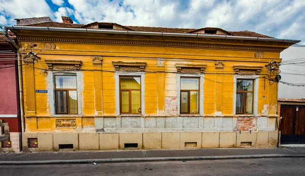 Sibiu 'nun tarihi merkezi şehrin merkezidir, üç pazarın etrafında yoğunlaşmıştır. Tarihi merkezde mimarsız evler inşa edilmiştir ve zanaatkarlar loncası bunları olasılıklara göre inşa etmiştir.
