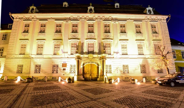 Sibiu 'nun tarihi merkezi şehrin merkezidir, üç pazarın etrafında yoğunlaşmıştır. Tarihi merkezde mimarsız evler inşa edilmiştir ve zanaatkarlar loncası bunları olasılıklara göre inşa etmiştir.