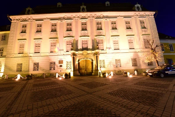 Sibiu 'nun tarihi merkezi şehrin merkezidir, üç pazarın etrafında yoğunlaşmıştır. Tarihi merkezde mimarsız evler inşa edilmiştir ve zanaatkarlar loncası bunları olasılıklara göre inşa etmiştir.