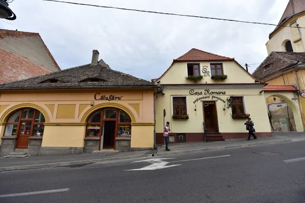 Sibiu 'nun tarihi merkezi şehrin merkezidir, üç pazarın etrafında yoğunlaşmıştır. Tarihi merkezde mimarsız evler inşa edilmiştir ve zanaatkarlar loncası bunları olasılıklara göre inşa etmiştir.