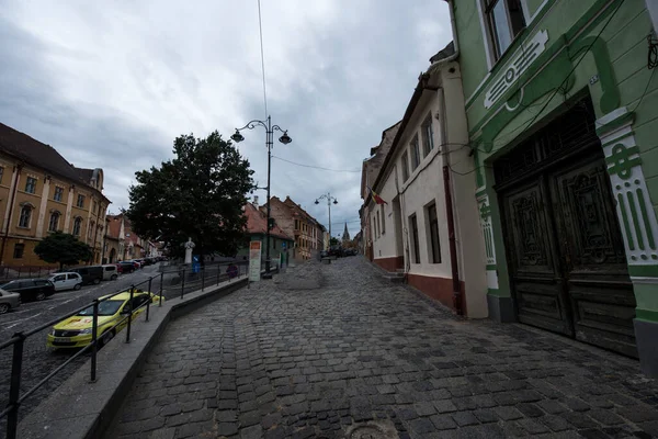 Sibiu 'nun tarihi merkezi şehrin merkezidir, üç pazarın etrafında yoğunlaşmıştır. Tarihi merkezde mimarsız evler inşa edilmiştir ve zanaatkarlar loncası bunları olasılıklara göre inşa etmiştir.