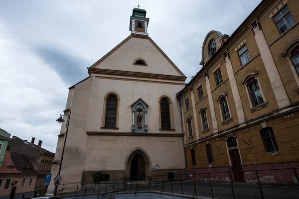 Sibiu 'nun tarihi merkezi şehrin merkezidir, üç pazarın etrafında yoğunlaşmıştır. Tarihi merkezde mimarsız evler inşa edilmiştir ve zanaatkarlar loncası bunları olasılıklara göre inşa etmiştir.