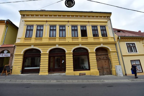 Sibiu 'nun tarihi merkezi şehrin merkezidir, üç pazarın etrafında yoğunlaşmıştır. Tarihi merkezde mimarsız evler inşa edilmiştir ve zanaatkarlar loncası bunları olasılıklara göre inşa etmiştir.