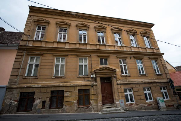 Sibiu 'nun tarihi merkezi şehrin merkezidir, üç pazarın etrafında yoğunlaşmıştır. Tarihi merkezde mimarsız evler inşa edilmiştir ve zanaatkarlar loncası bunları olasılıklara göre inşa etmiştir.