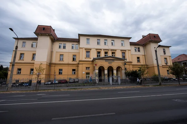 Sibiu 'nun tarihi merkezi şehrin merkezidir, üç pazarın etrafında yoğunlaşmıştır. Tarihi merkezde mimarsız evler inşa edilmiştir ve zanaatkarlar loncası bunları olasılıklara göre inşa etmiştir.