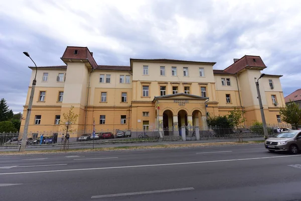 Sibiu 'nun tarihi merkezi şehrin merkezidir, üç pazarın etrafında yoğunlaşmıştır. Tarihi merkezde mimarsız evler inşa edilmiştir ve zanaatkarlar loncası bunları olasılıklara göre inşa etmiştir.