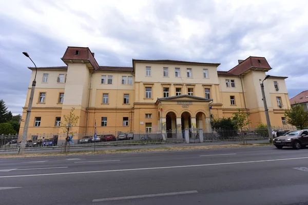 Sibiu 'nun tarihi merkezi şehrin merkezidir, üç pazarın etrafında yoğunlaşmıştır. Tarihi merkezde mimarsız evler inşa edilmiştir ve zanaatkarlar loncası bunları olasılıklara göre inşa etmiştir.