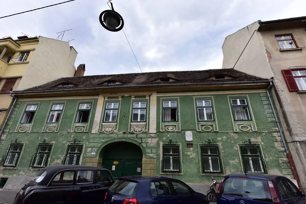 Sibiu 'nun tarihi merkezi şehrin merkezidir, üç pazarın etrafında yoğunlaşmıştır. Tarihi merkezde mimarsız evler inşa edilmiştir ve zanaatkarlar loncası bunları olasılıklara göre inşa etmiştir.