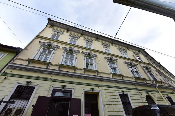 Sibiu 'nun tarihi merkezi şehrin merkezidir, üç pazarın etrafında yoğunlaşmıştır. Tarihi merkezde mimarsız evler inşa edilmiştir ve zanaatkarlar loncası bunları olasılıklara göre inşa etmiştir.