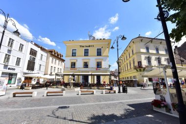 Sibiu 'nun tarihi merkezi şehrin merkezidir, üç pazarın etrafında yoğunlaşmıştır. Tarihi merkezde mimarsız evler inşa edilmiştir ve zanaatkarlar loncası bunları olasılıklara göre inşa etmiştir.
