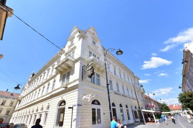 Sibiu 'nun tarihi merkezi şehrin merkezidir, üç pazarın etrafında yoğunlaşmıştır. Tarihi merkezde mimarsız evler inşa edilmiştir ve zanaatkarlar loncası bunları olasılıklara göre inşa etmiştir.