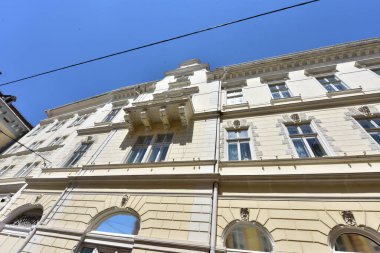 Sibiu 'nun tarihi merkezi şehrin merkezidir, üç pazarın etrafında yoğunlaşmıştır. Tarihi merkezde mimarsız evler inşa edilmiştir ve zanaatkarlar loncası bunları olasılıklara göre inşa etmiştir.