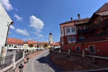 Sibiu 'nun tarihi merkezi şehrin merkezidir, üç pazarın etrafında yoğunlaşmıştır. Tarihi merkezde mimarsız evler inşa edilmiştir ve zanaatkarlar loncası bunları olasılıklara göre inşa etmiştir.