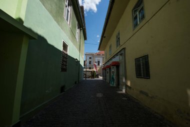 Sibiu 'nun tarihi merkezi şehrin merkezidir, üç pazarın etrafında yoğunlaşmıştır. Tarihi merkezde mimarsız evler inşa edilmiştir ve zanaatkarlar loncası bunları olasılıklara göre inşa etmiştir.