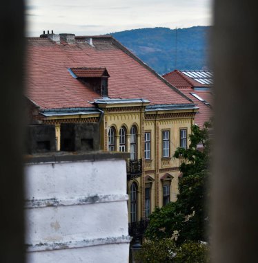 Kızıl Şehir olarak bilinen konsey kulesinden görülen ortaçağ Sibiu kalesi, çok uzaklardan görülebilen sayısız tuğla kaleler, kaleler ve taş kuleler sayesinde..