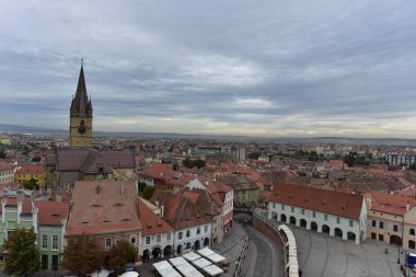 Kızıl Şehir olarak bilinen konsey kulesinden görülen ortaçağ Sibiu kalesi, çok uzaklardan görülebilen sayısız tuğla kaleler, kaleler ve taş kuleler sayesinde..