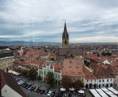 Kızıl Şehir olarak bilinen konsey kulesinden görülen ortaçağ Sibiu kalesi, çok uzaklardan görülebilen sayısız tuğla kaleler, kaleler ve taş kuleler sayesinde..