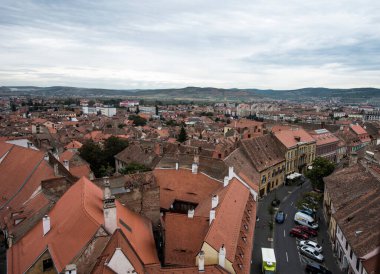 Kızıl Şehir olarak bilinen konsey kulesinden görülen ortaçağ Sibiu kalesi, çok uzaklardan görülebilen sayısız tuğla kaleler, kaleler ve taş kuleler sayesinde..