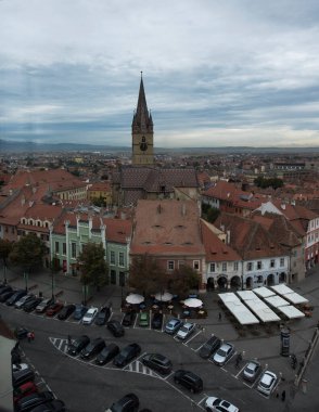 Kızıl Şehir olarak bilinen konsey kulesinden görülen ortaçağ Sibiu kalesi, çok uzaklardan görülebilen sayısız tuğla kaleler, kaleler ve taş kuleler sayesinde..