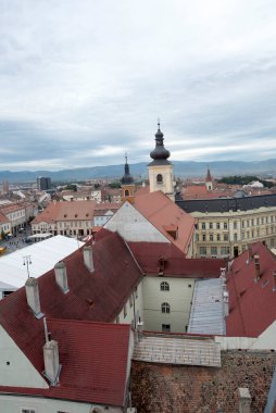 Kızıl Şehir olarak bilinen konsey kulesinden görülen ortaçağ Sibiu kalesi, çok uzaklardan görülebilen sayısız tuğla kaleler, kaleler ve taş kuleler sayesinde..