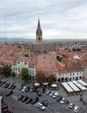 Kızıl Şehir olarak bilinen konsey kulesinden görülen ortaçağ Sibiu kalesi, çok uzaklardan görülebilen sayısız tuğla kaleler, kaleler ve taş kuleler sayesinde..