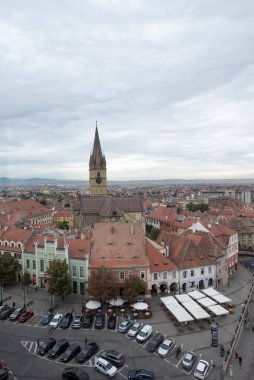 Kızıl Şehir olarak bilinen konsey kulesinden görülen ortaçağ Sibiu kalesi, çok uzaklardan görülebilen sayısız tuğla kaleler, kaleler ve taş kuleler sayesinde..