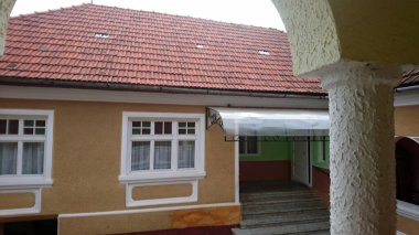 Geleneksel mimarinin basitliğine saygı duyan Sibiu 'daki evler taş temeller ve tuğla duvarlarla inşa edilir. Ana ev, baraka ve yüksek duvarlı kapalı avlu.