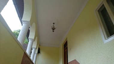 Geleneksel mimarinin basitliğine saygı duyan Sibiu 'daki evler taş temeller ve tuğla duvarlarla inşa edilir. Ana ev, baraka ve yüksek duvarlı kapalı avlu.