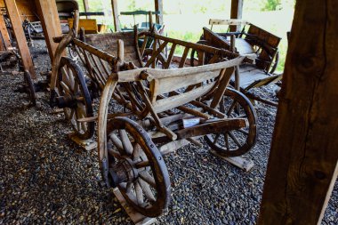 Ortaçağ hayvan çizim arabası iki ya da dört tekerlek, iki tekerlekli araba veya kotiga, kısa mesafe taşımacılık ürünleri ve dört tekerlekli araba tüm kırsal bölgelerde kullanılır.