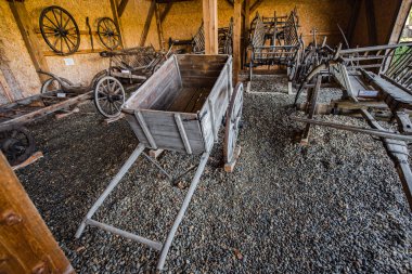 Ortaçağ hayvan çizim arabası iki ya da dört tekerlek, iki tekerlekli araba veya kotiga, kısa mesafe taşımacılık ürünleri ve dört tekerlekli araba tüm kırsal bölgelerde kullanılır.