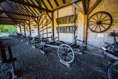 Ortaçağ hayvan çizim arabası iki ya da dört tekerlek, iki tekerlekli araba veya kotiga, kısa mesafe taşımacılık ürünleri ve dört tekerlekli araba tüm kırsal bölgelerde kullanılır.