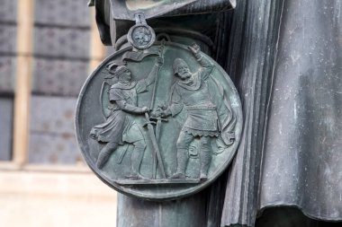 Amblemi oluşturan geleneksel unsurlar kümesi, bir devletin, bir eyaletin, bir şehrin, bir loncanın sembolü, bir ailenin ya da bir hanedanlığın asaletinin arması.