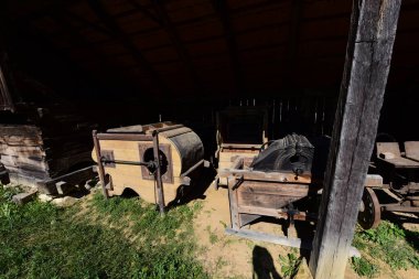 Batoza, tohumları kulaklardan, kapsüllerden, koçanlardan ayıran ve onları fabrikanın diğer kısımlarından ayıran bir tarım makinesidir.